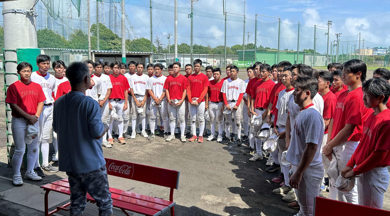 佐野監督（手前左）の話を聞く浜松開誠館の選手たち。左端が加藤新主将