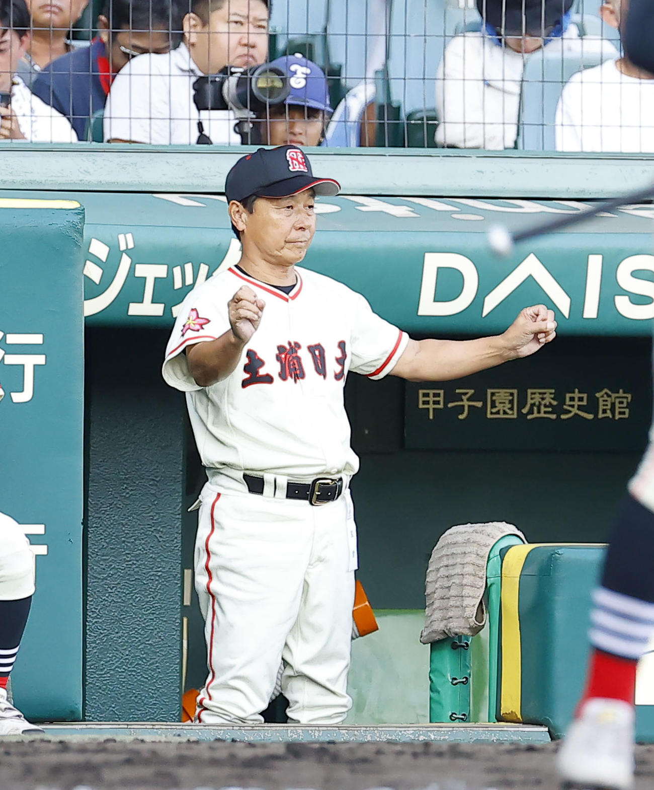 専大松戸対土浦日大　2回、指示を出す土浦日大・小菅監督（撮影・藤尾明華）