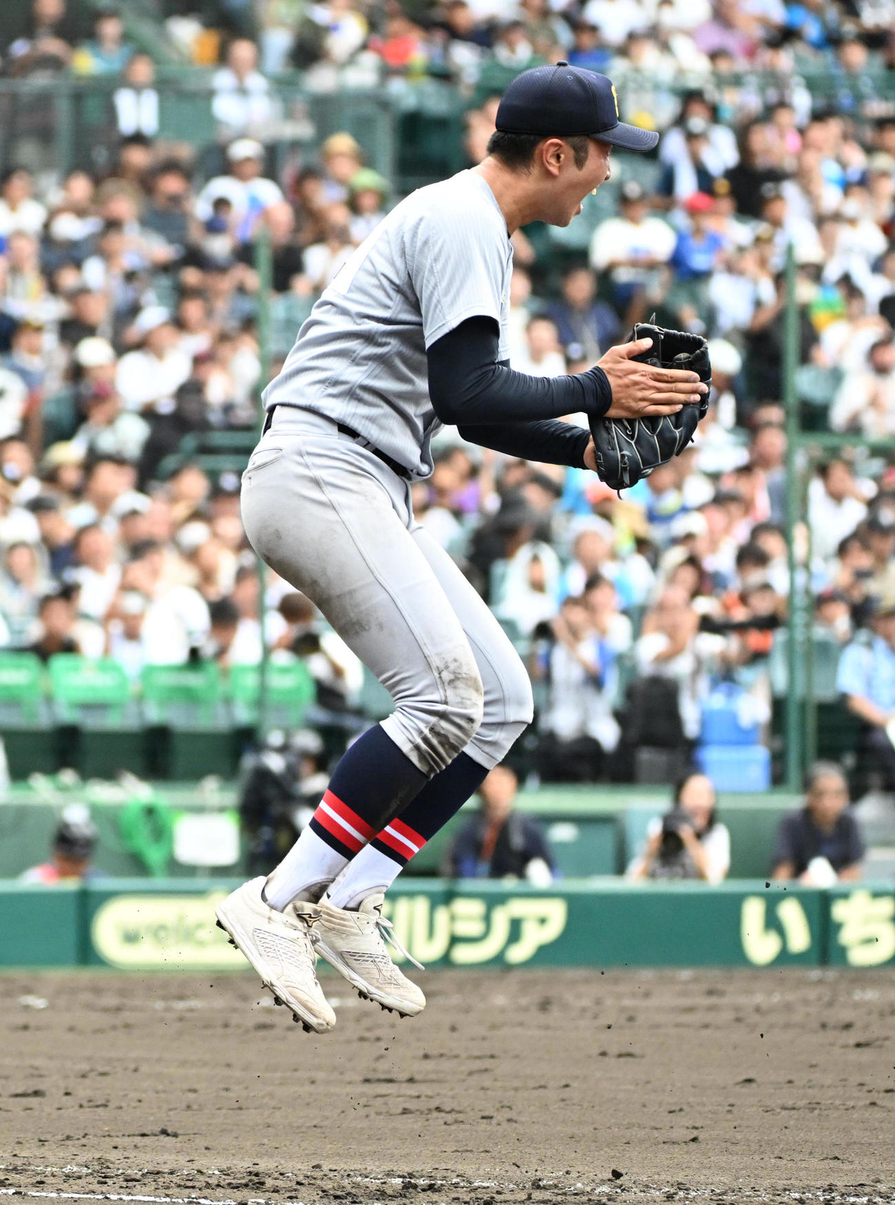 仙台育英対履正社　履正社に勝利しジャンプをして喜ぶ高橋（撮影・石井愛子）