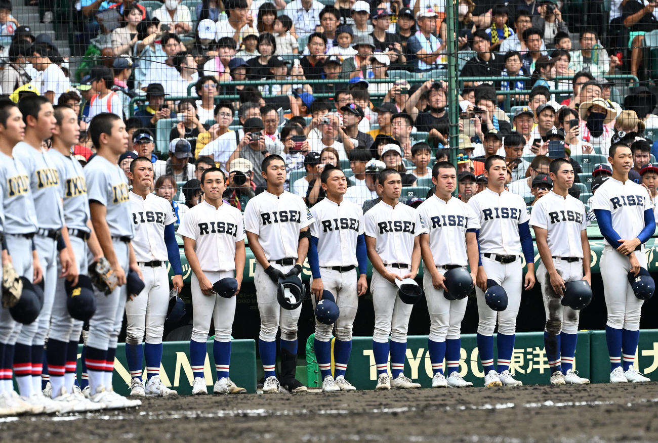 仙台育英対履正社　仙台育英に負け肩を落とす履正社ナイン（撮影・石井愛子）
