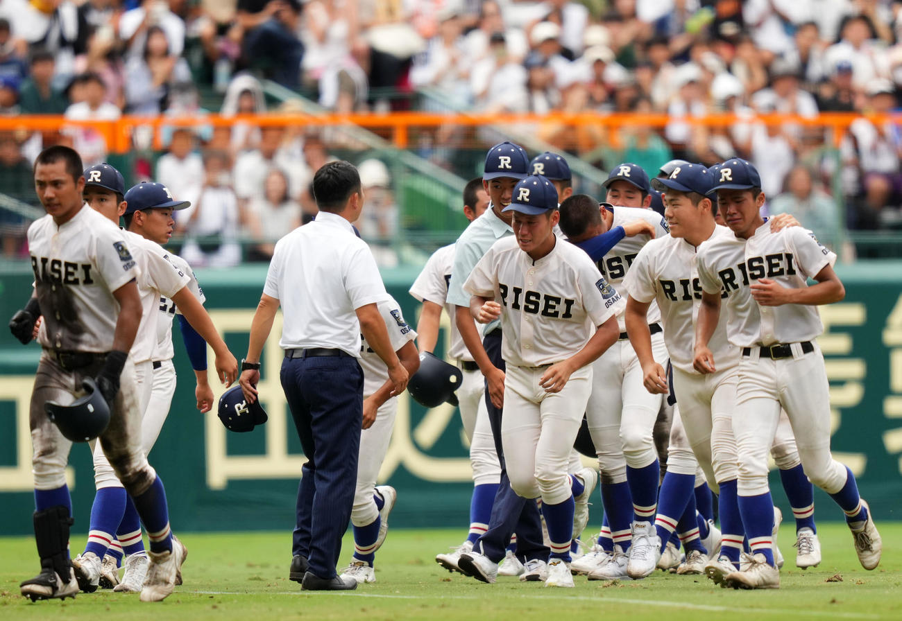 仙台育英に敗れ悔し涙を流す履正社ナイン（撮影・横山健太）