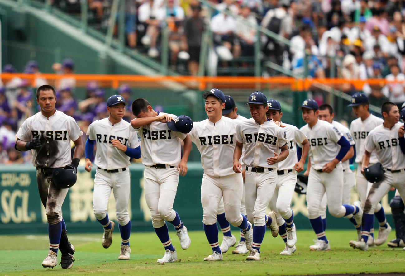 仙台育英に敗れ悔し涙を流す履正社ナイン（撮影・横山健太）