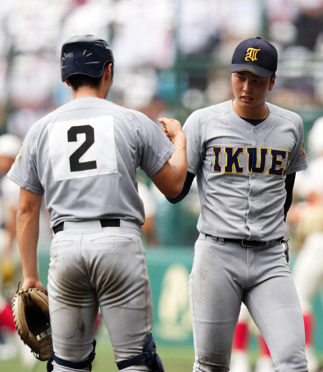 仙台育英対履正社　試合を終えタッチを交わす仙台育英・高橋（右）と尾形（撮影・横山健太）