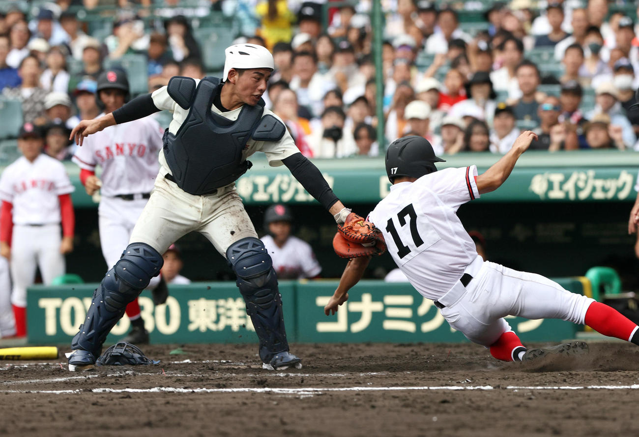 第105回全国高等学校野球選手権大会・11日目日大三対おかやま山陽　5回裏おかやま山陽2死満塁、西野の中前適時打から中堅手池内のバックホームで二走石井（右）をアウトにする捕手大賀（撮影・上山淳一）
