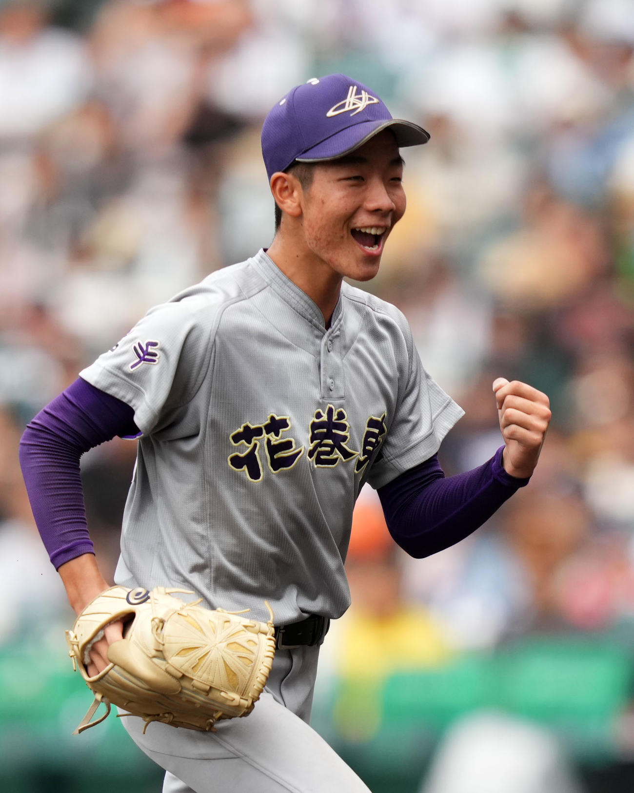 花巻東対智弁学園　1回裏を無失点に抑えガッツポーズする花巻東・葛西（撮影・横山健太）