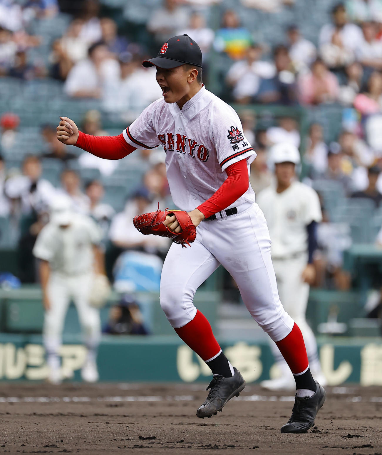 日大三対おかやま山陽　8回表を3人で抑え、ガッツポーズをするおかやま山陽三宅（撮影・藤尾明華）