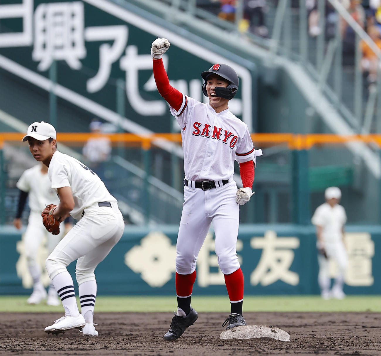 日大三対おかやま山陽　2回表おかやま山陽1死二塁、西野は左中間に適時二塁打を放ちガッツポーズをする（撮影・藤尾明華）