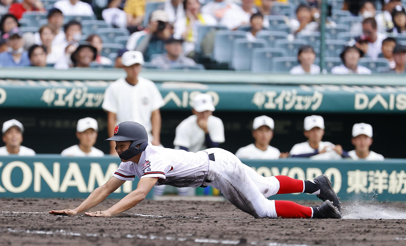 日大三対おかやま山陽　5回裏おかやま山陽1死二、三塁、渡辺の遊ゴロで相手失策の間に生還する二走田内（撮影・藤尾明華）