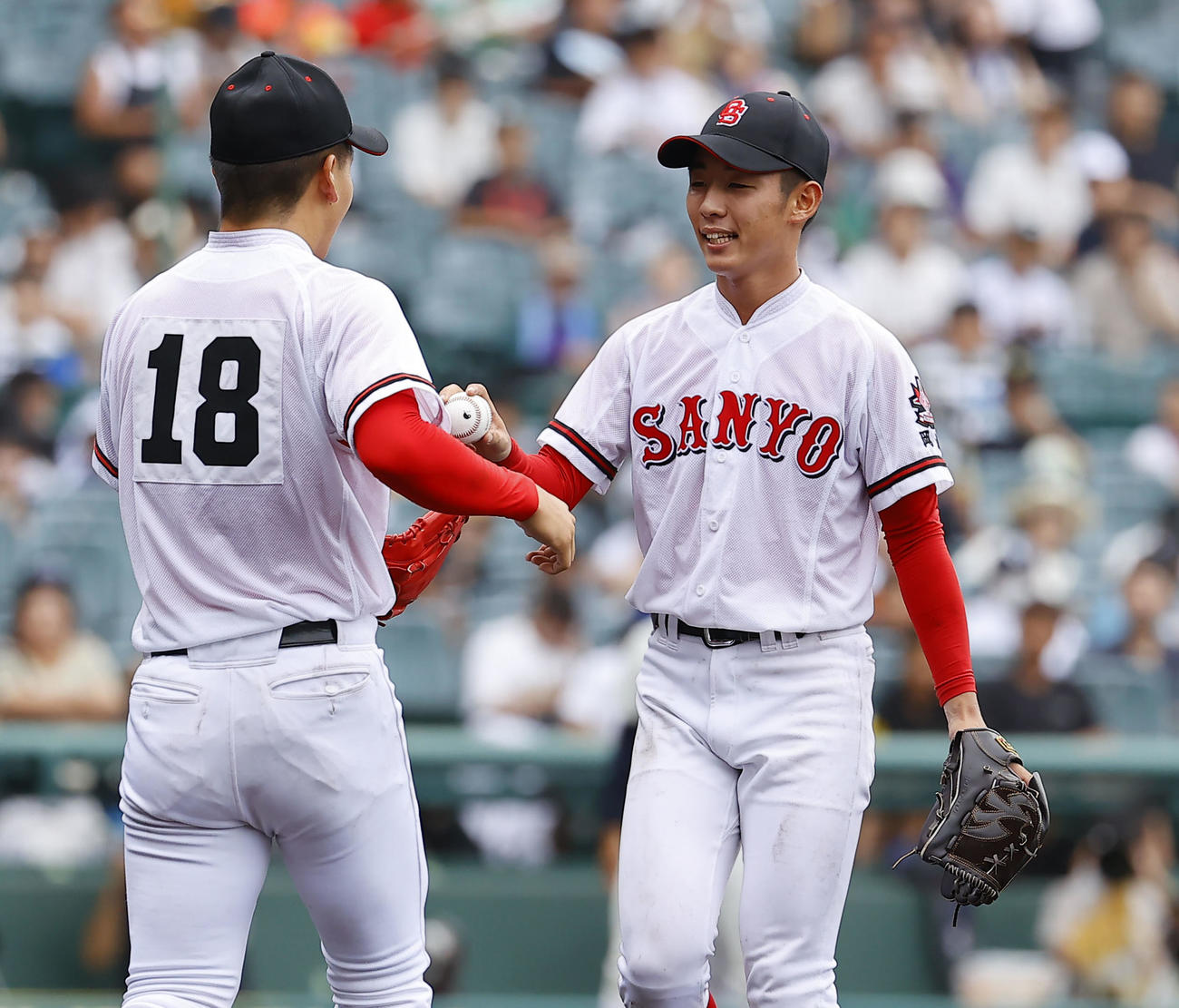 日大三対おかやま山陽　6回、降板するおかやま山陽西野（右）（撮影・藤尾明華）