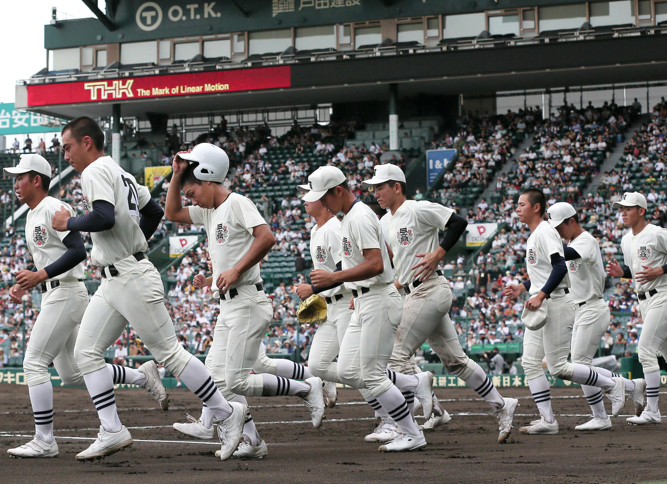 日大三対おかやま山陽　おかやま山陽に敗れ、応援席にあいさつに向かう日大三ナイン（撮影・上山淳一）