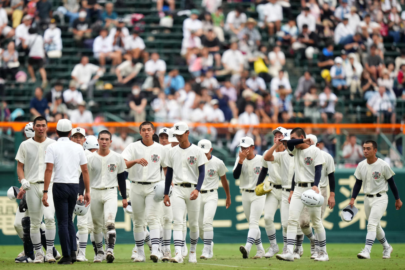 日大三対おかやま山陽　おかやま山陽に敗れ肩を落とす日大三ナイン（撮影・横山健太）