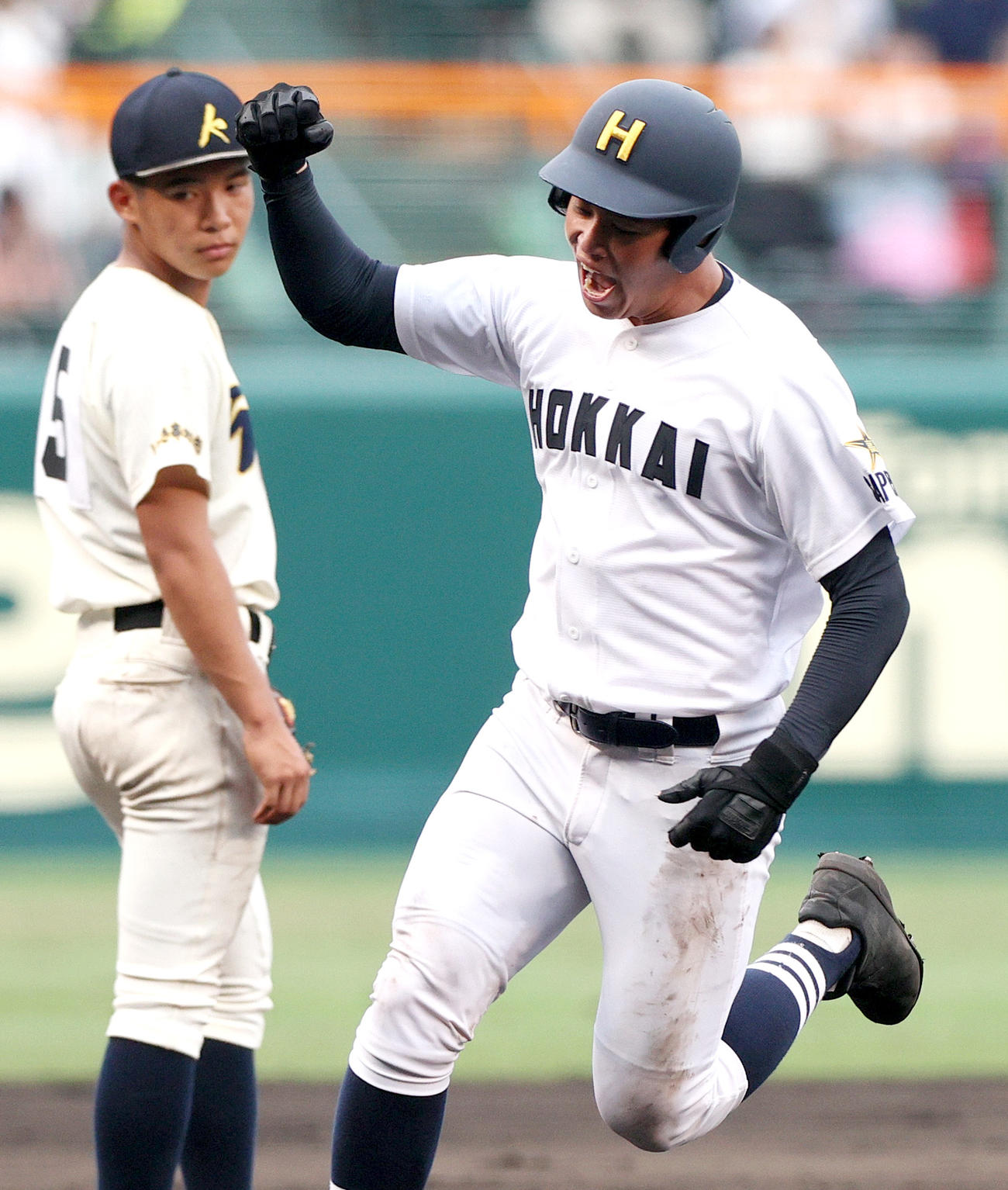 神村学園対北海　5回裏北海1死一塁、熊谷は（右）左中間越え2点本塁打を放ちガッツポーズでベースランする（撮影・上山淳一）