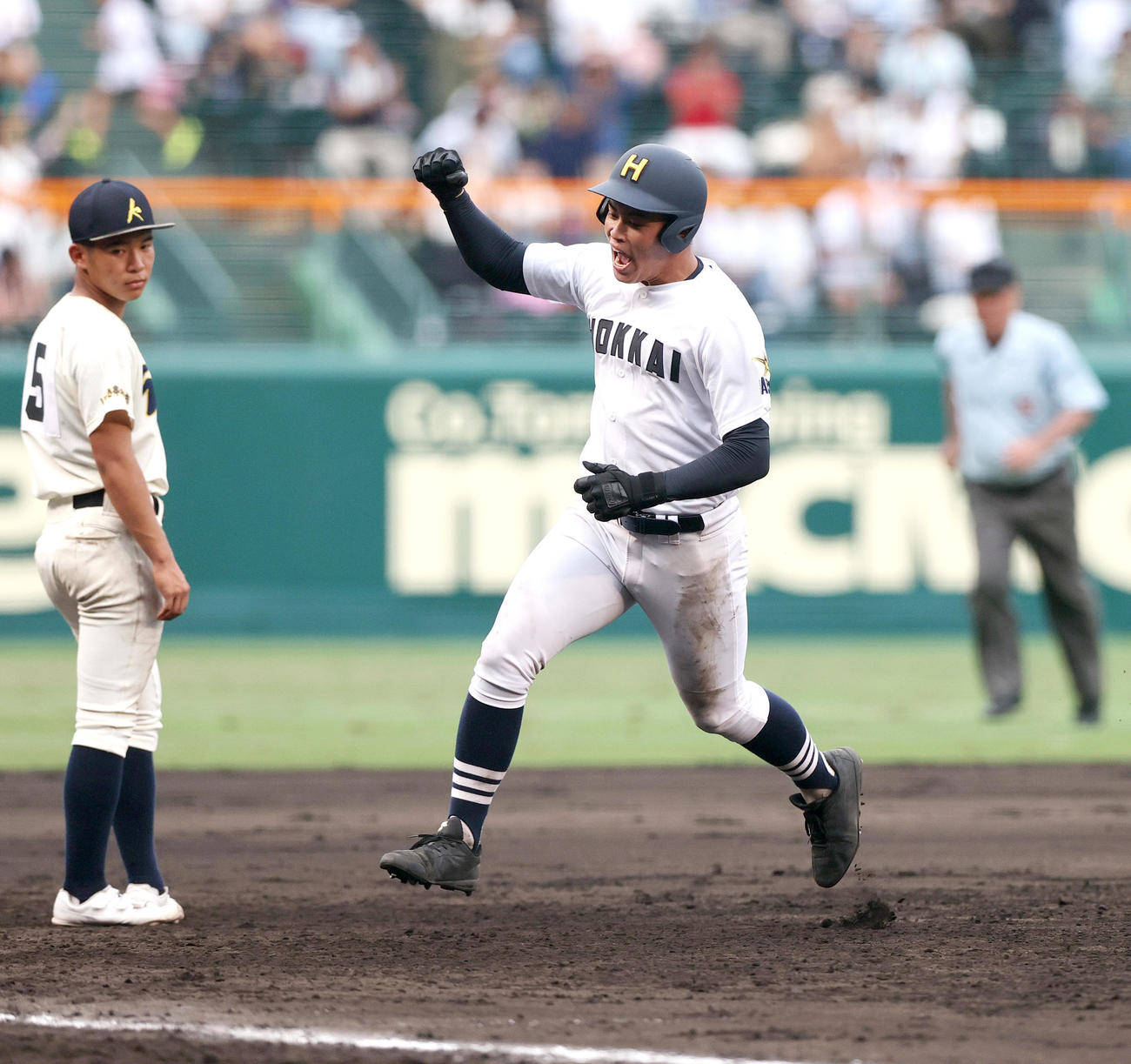 神村学園対北海　5回裏北海1死一塁、熊谷は（中央）左中間越え2点本塁打を放ちガッツポーズでベースランする（撮影・上山淳一）