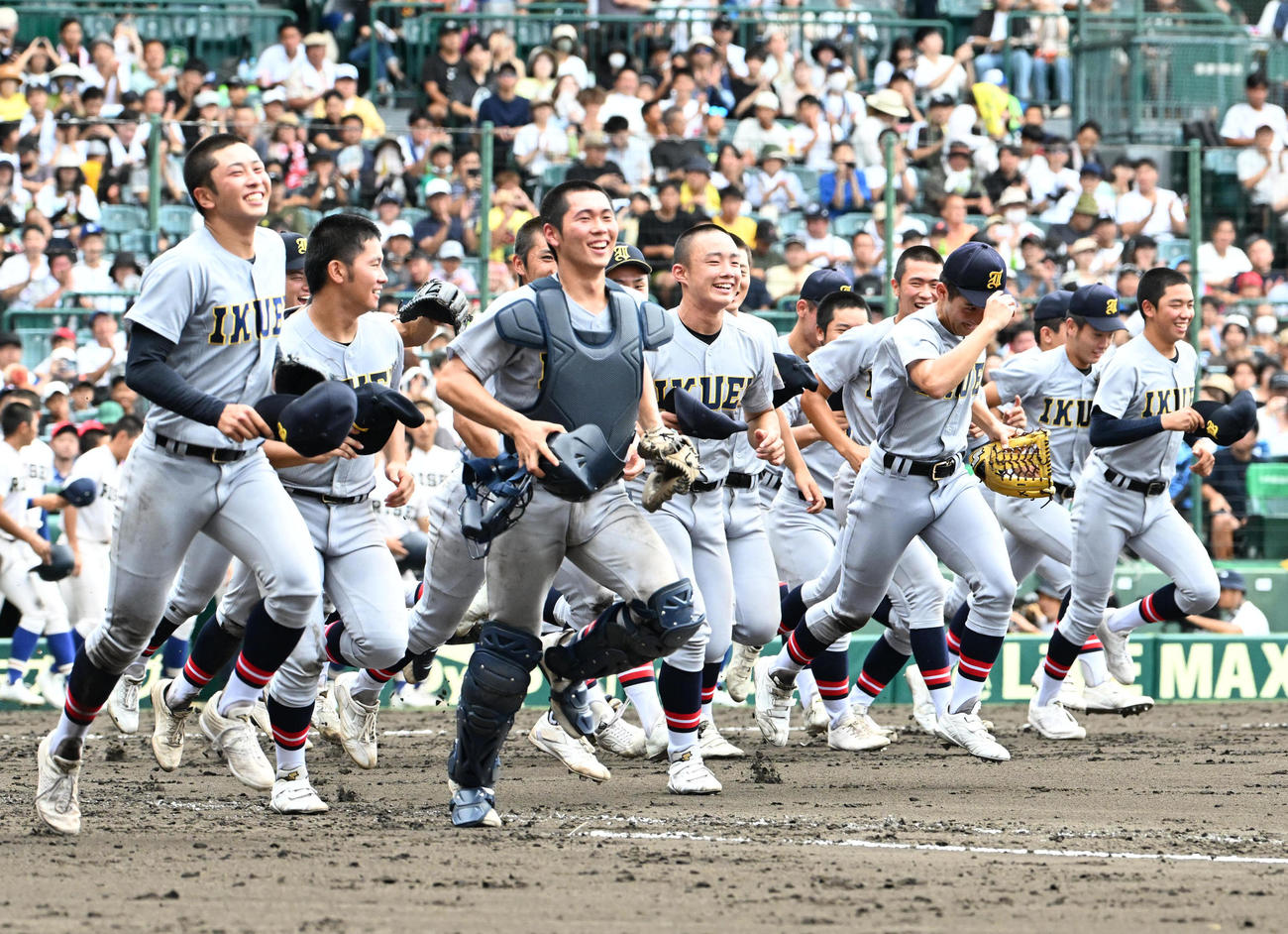 仙台育英対履正社　履正社に勝利しアルプスに駆け出す仙台育英ナイン（撮影・石井愛子）