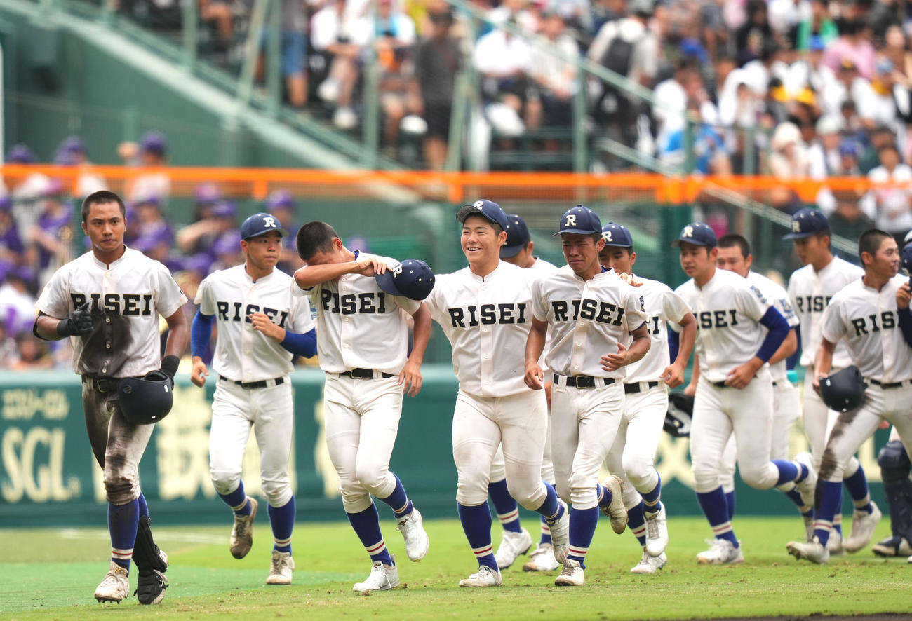 仙台育英に敗れ悔し涙を流す履正社ナイン（撮影・横山健太）