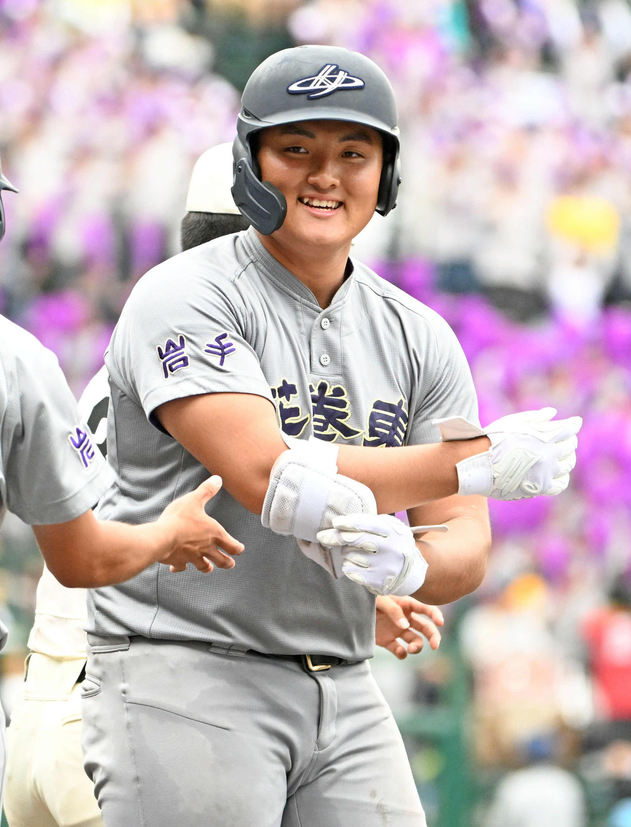 花巻東対智弁学園　3回表花巻東1死、佐々木麟は中前打を放ち笑顔（撮影・石井愛子）