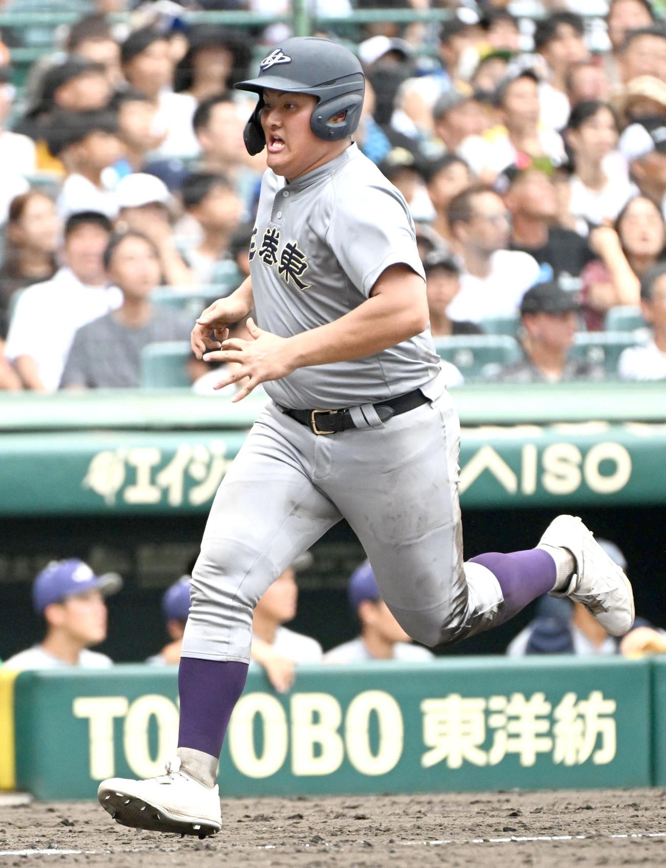 花巻東対智弁学園　3回表花巻東1死一、二塁、千葉の適時打で生還する佐々木麟（撮影・石井愛子）