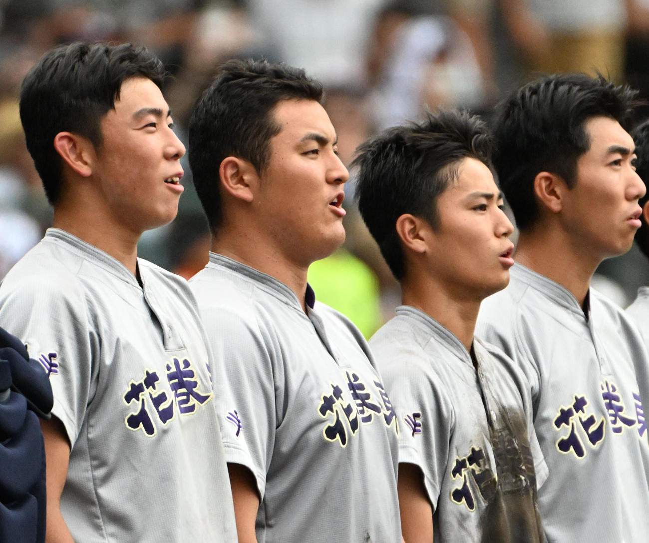 花巻東対智弁学園　智弁学園に勝利し校歌を歌う花巻東の佐々木麟（左から2人目）（撮影・石井愛子）