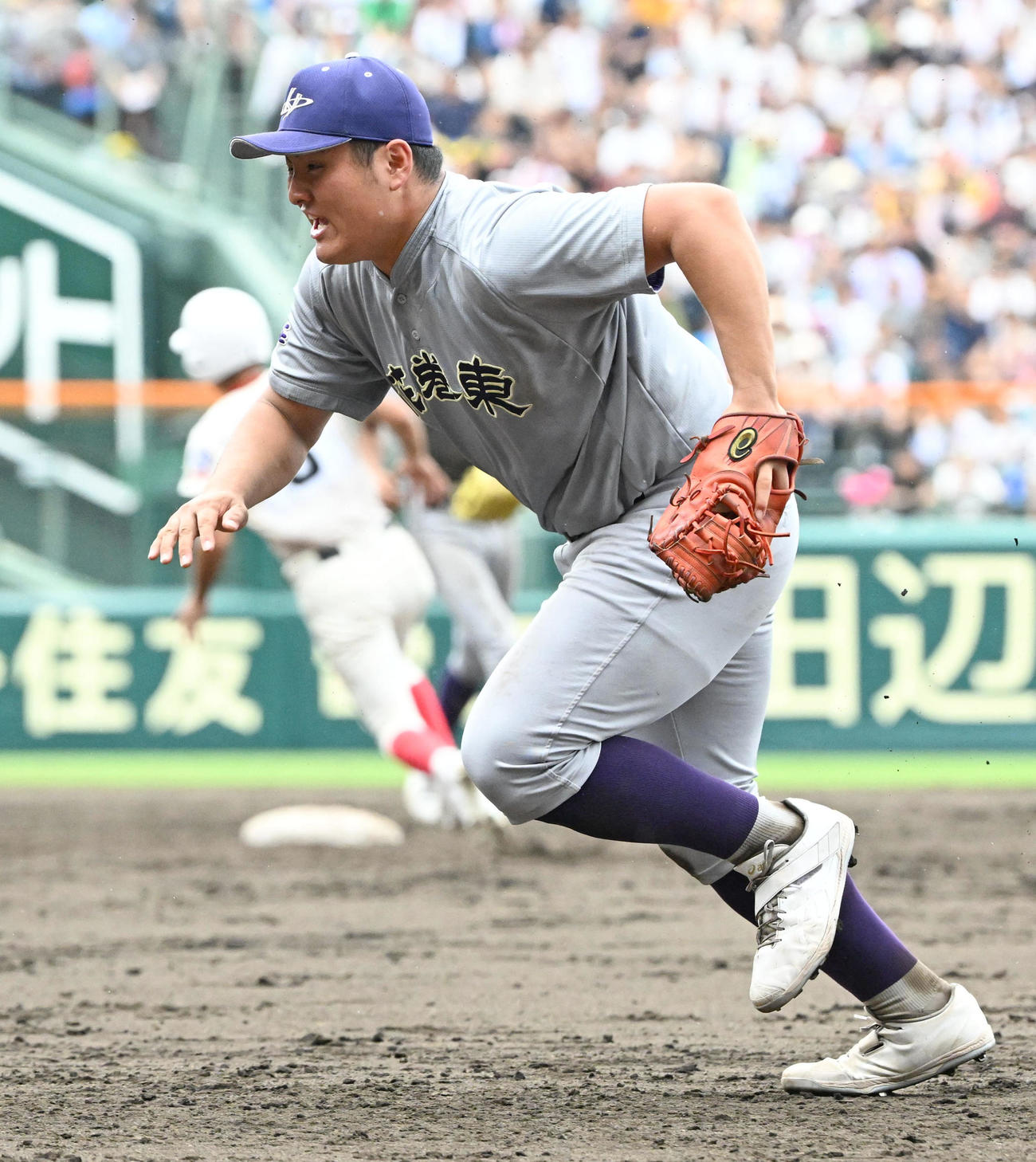 9回裏智弁学園2死一、二塁、中山の1ゴロを捕球し一塁へ向かう佐々木麟（撮影・石井愛子）