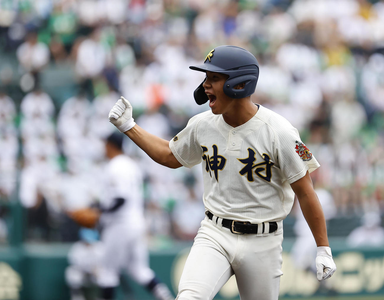 神村学園対北海　1回表神村学園2死一、三塁、岩下は右前に先制の適時打を放ちガッツポーズをする（撮影・藤尾明華）