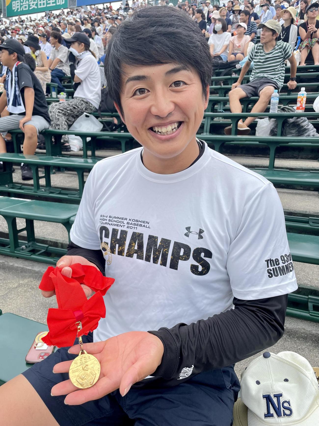 11年夏に全国制覇した際のTシャツを着て、メダルを持参して母校日大三の応援に駆けつけた宮之原さん