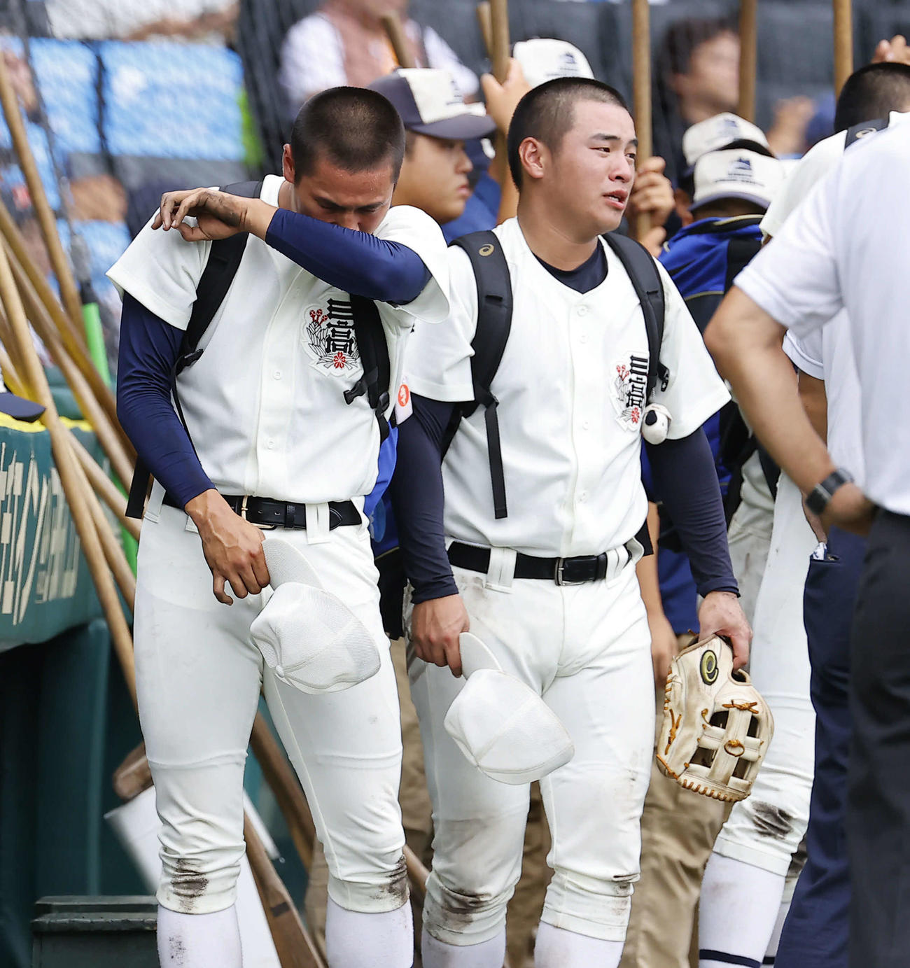 日大三対おかやま山陽　おかやま山陽に敗れ、グラウンドを後にする日大三安田（左）（撮影・藤尾明華）