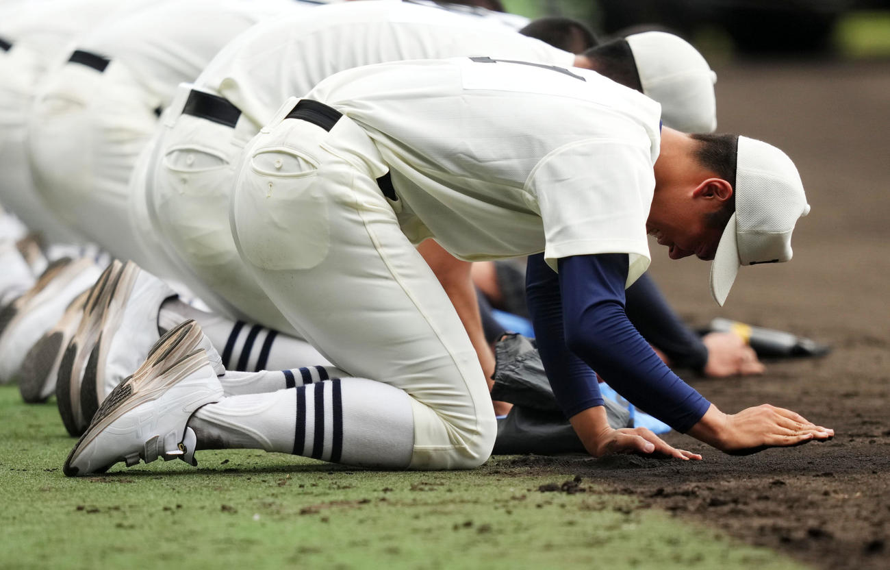 日大三対おかやま山陽　涙を流し砂を集める日大三・安田（撮影・横山健太）