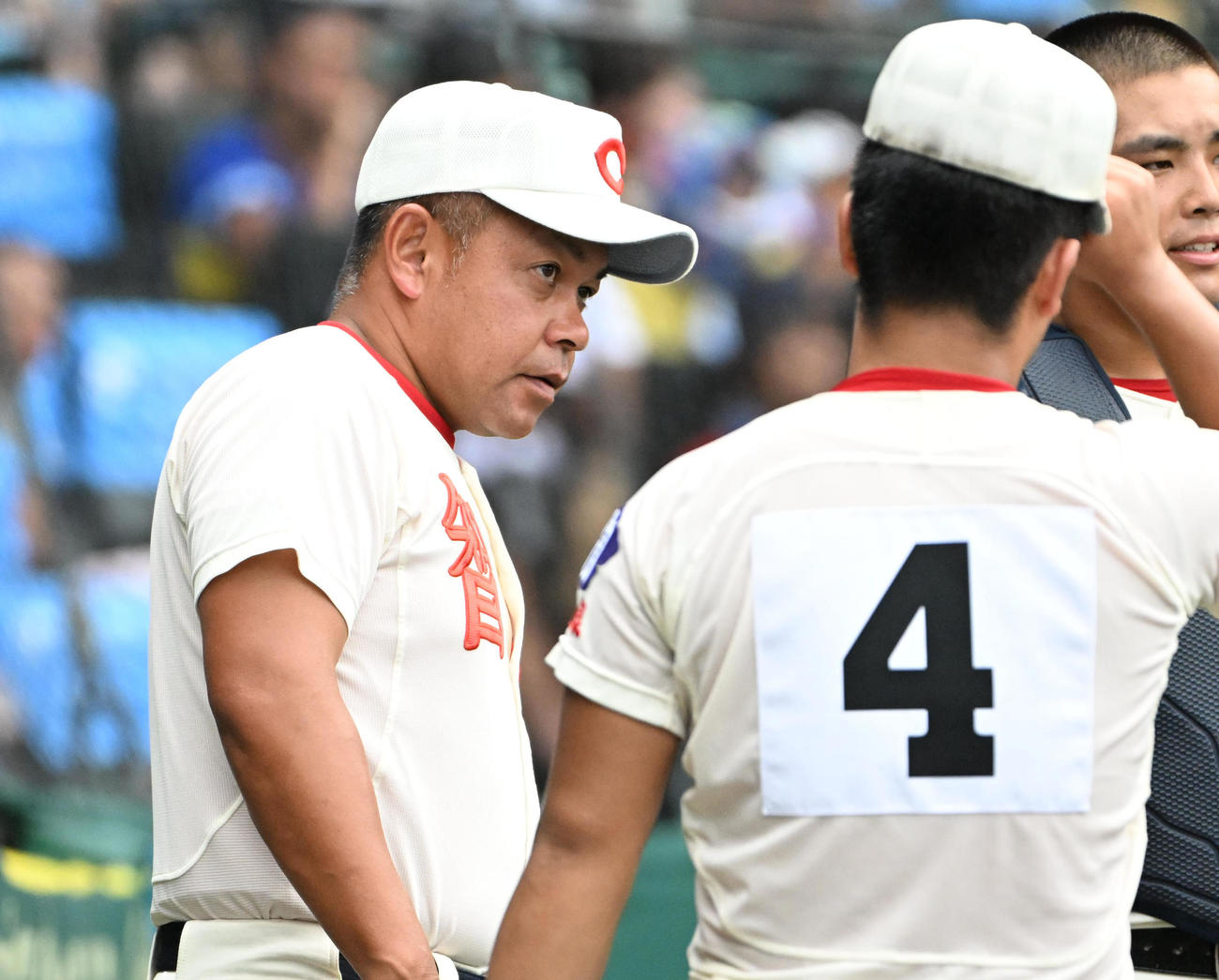 花巻東対智弁学園　選手に声をかける智弁学園・小坂監督（撮影・石井愛子）