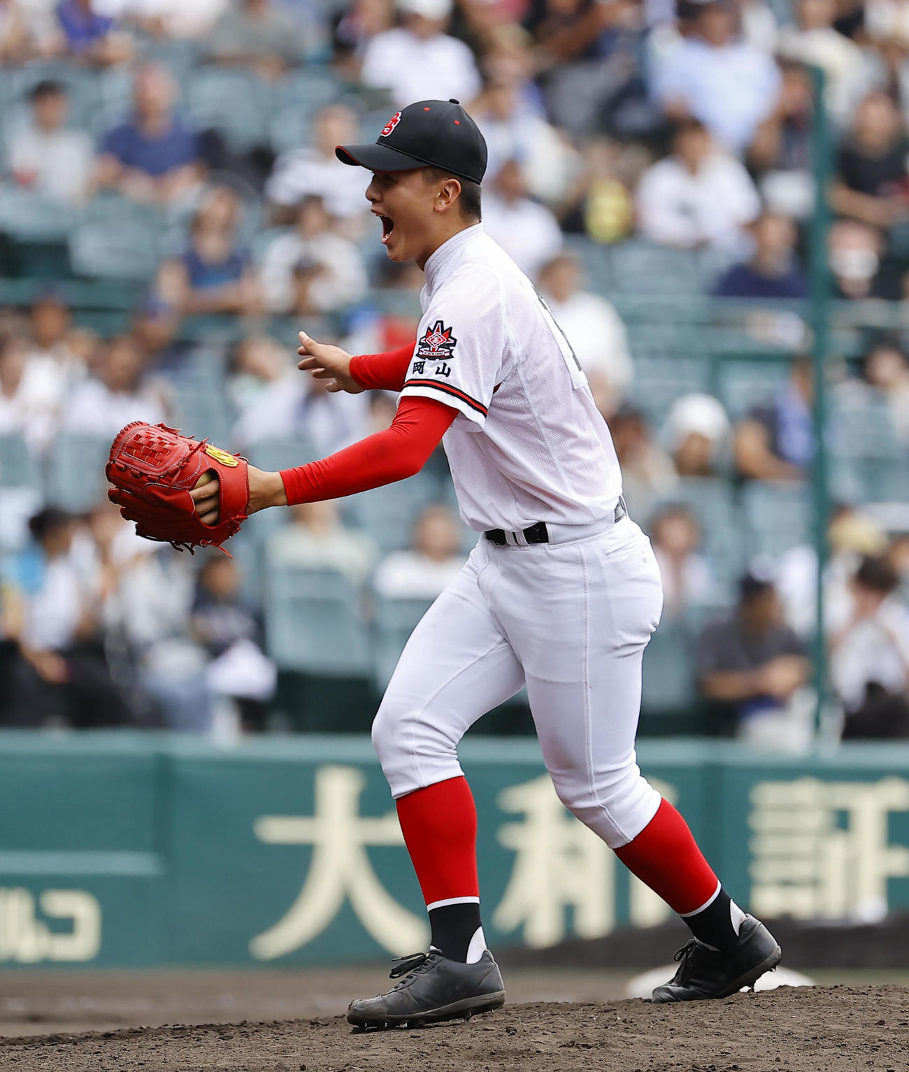 日大三対おかやま山陽　6回表日大三2死二、三塁、代打出井を三振に仕留め喜ぶおかやま山陽三宅（撮影・藤尾明華）