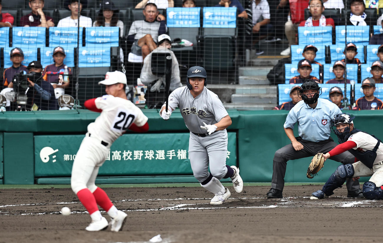 智弁学園対花巻東　6回表花巻東2死一、二塁、佐々木麟は中前適時打を放つ。投手楢林