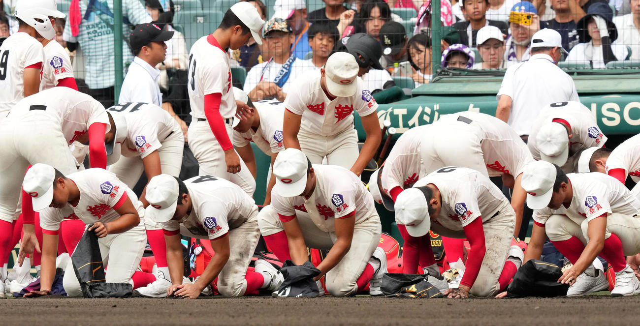 花巻東対智弁学園　試合に敗れ砂を集める智弁学園ナイン（撮影・横山健太）