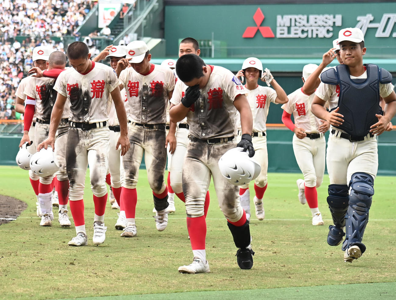 花巻東対智弁学園　花巻東に負け肩を落とす智弁学園ナイン（撮影・石井愛子）