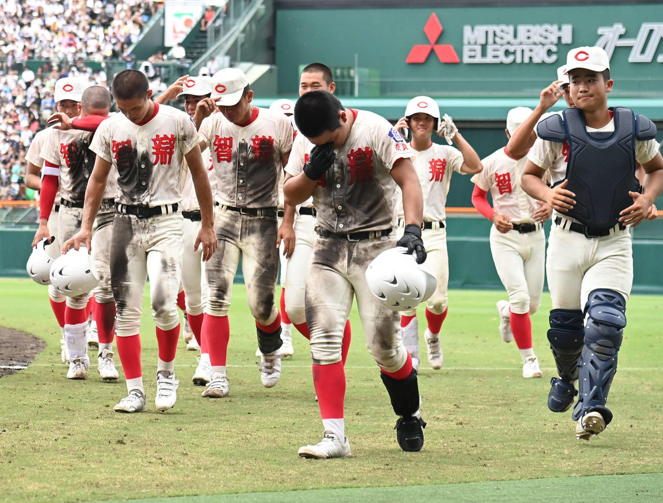 花巻東対智弁学園　花巻東に負け肩を落とす智弁学園の選手たち（撮影・石井愛子）