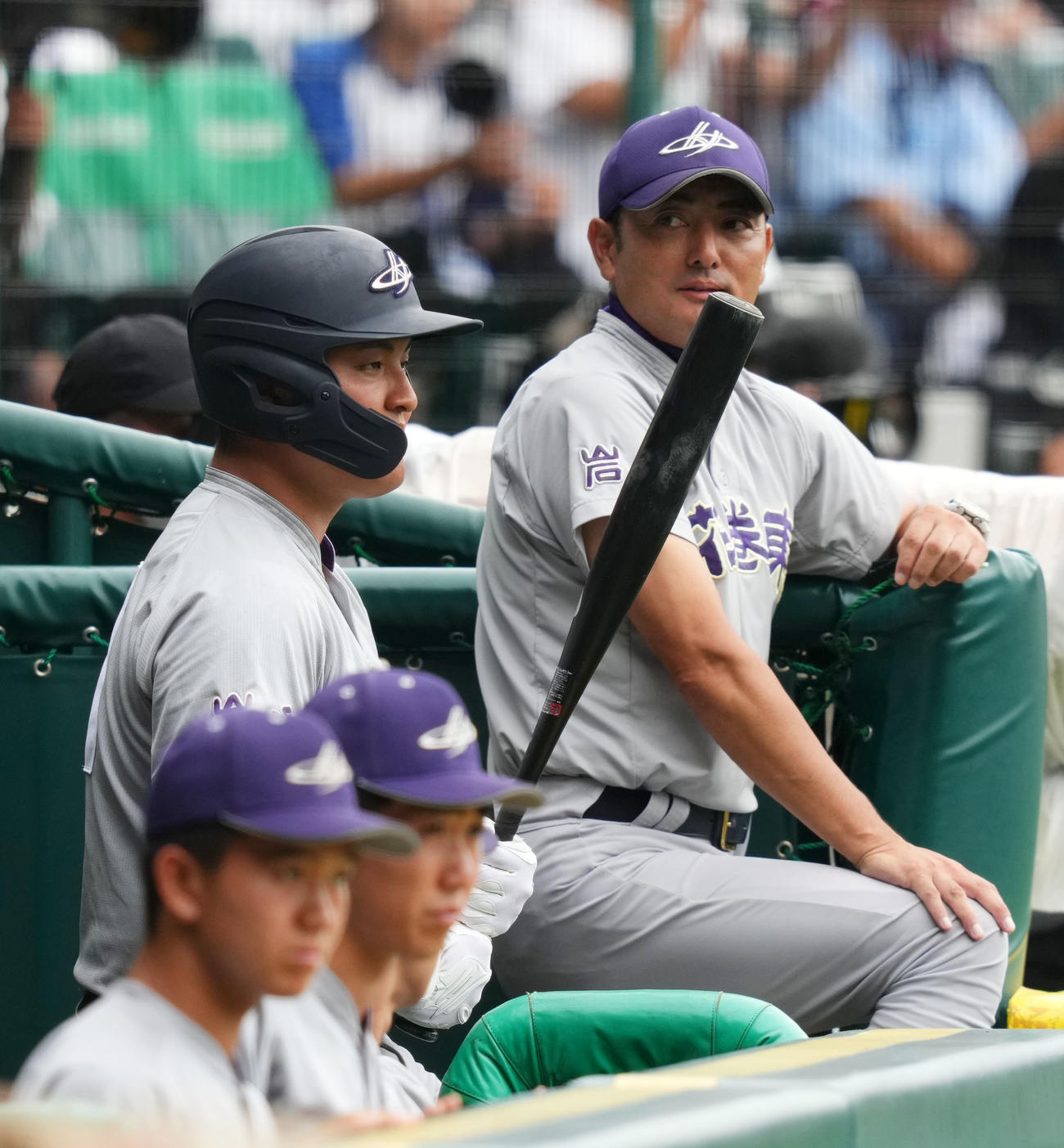 花巻東対智弁学園　言葉を交わす花巻東・佐々木麟（左）と佐々木監督（撮影・横山健太）