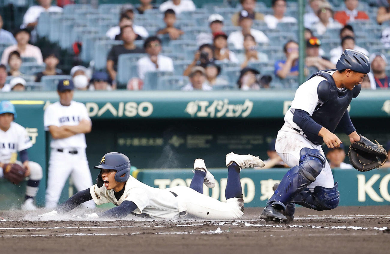 神村学園対北海　6回表神村学園2死一、三塁、本塁盗塁を決める三塁走者上川床（撮影・藤尾明華）