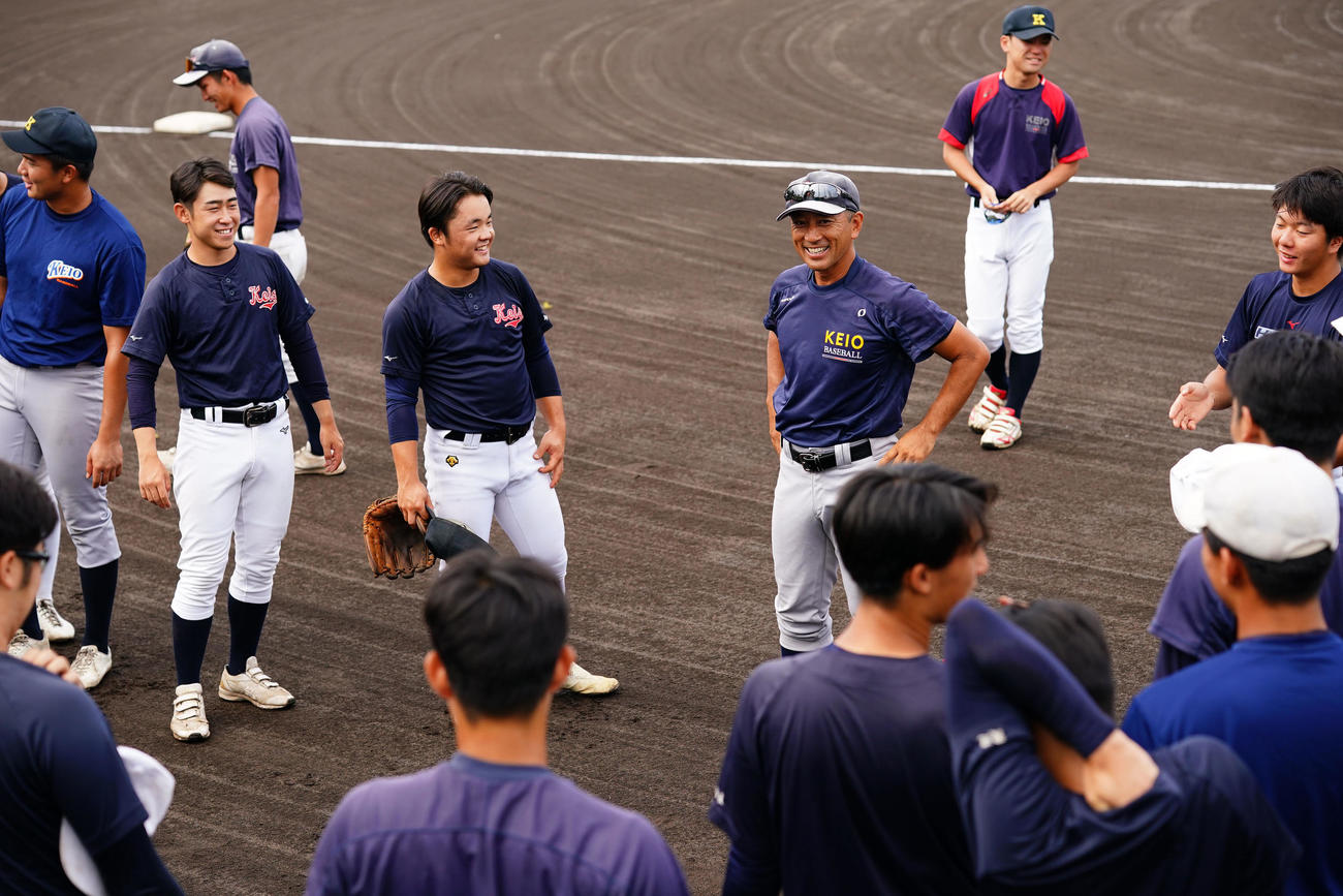 ナインと談笑する慶応・森林貴彦監督（中央右）（撮影・横山健太）