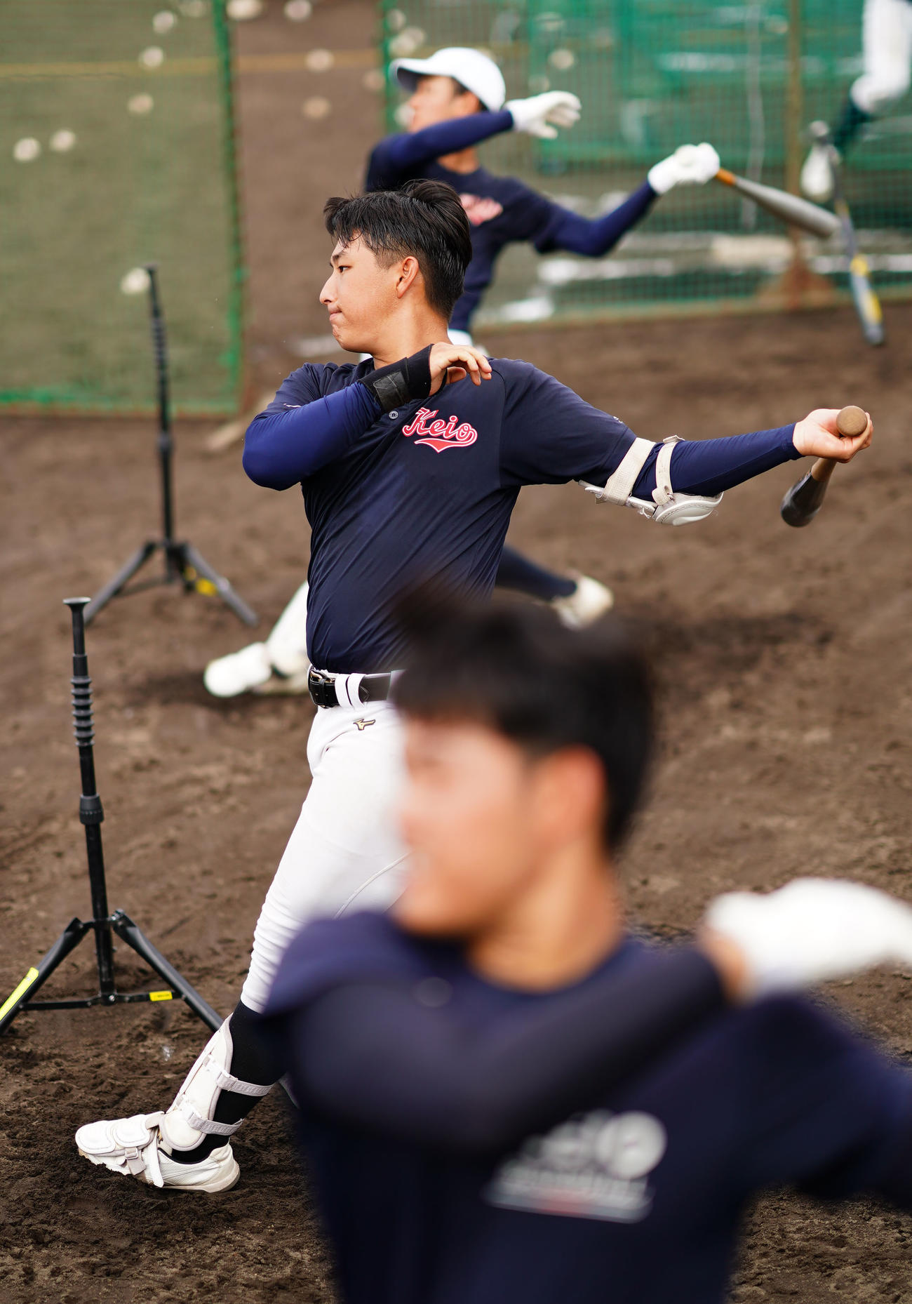 ティー打撃をする慶応・清原（中央）ら（撮影・横山健太）