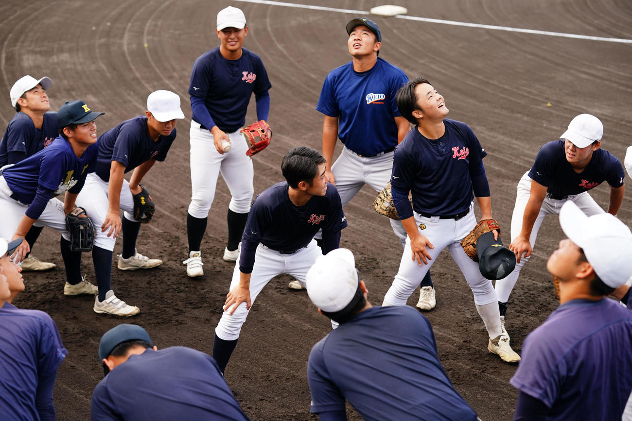 練習開始前、空を見上げる慶応ナイン（撮影・横山健太）