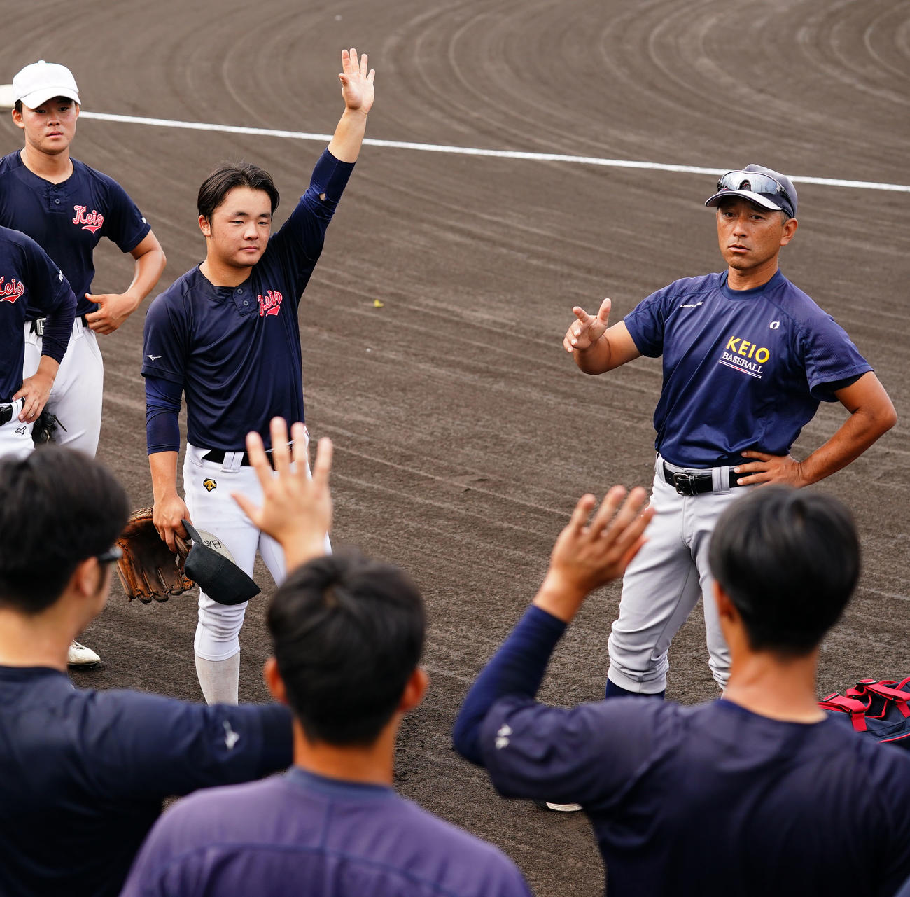 ナインに指示を出す慶応・森林監督（右）（撮影・横山健太）