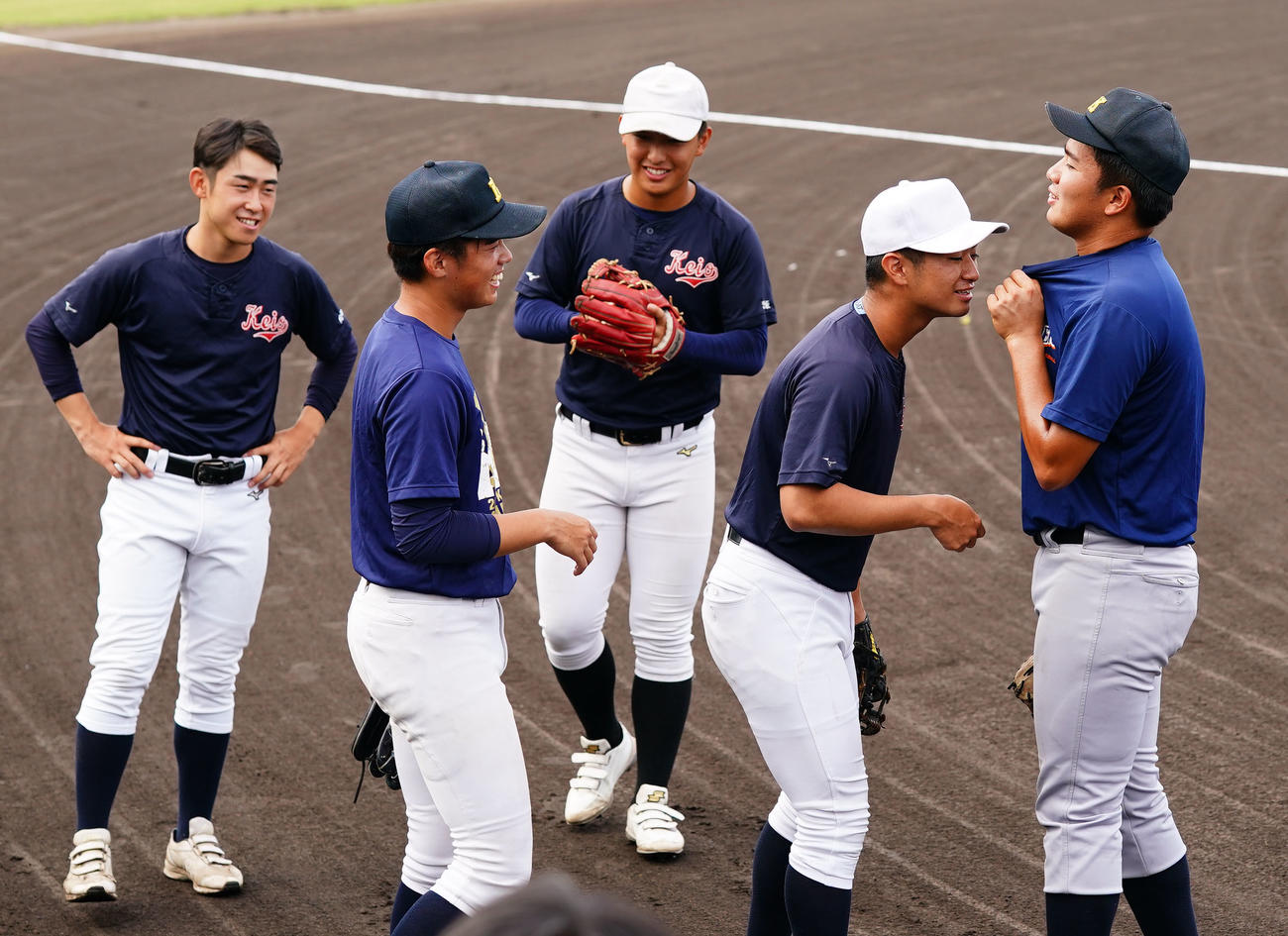練習着のにおいを嗅ぎ合う慶応ナイン（撮影・横山健太）