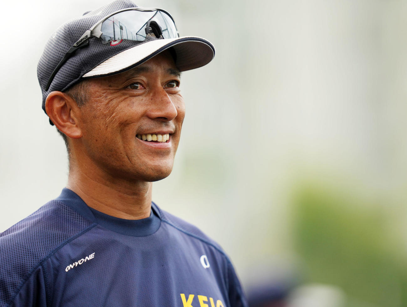笑顔で練習を見つめる慶応・森林監督（撮影・横山健太）