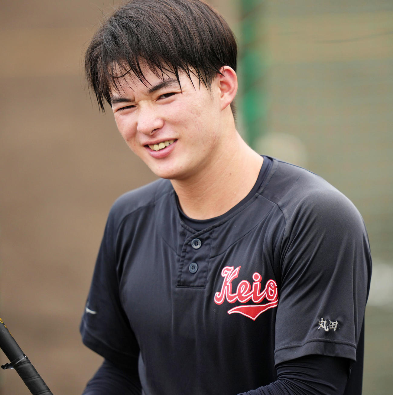 汗を流し練習する慶応・丸田（撮影・横山健太）