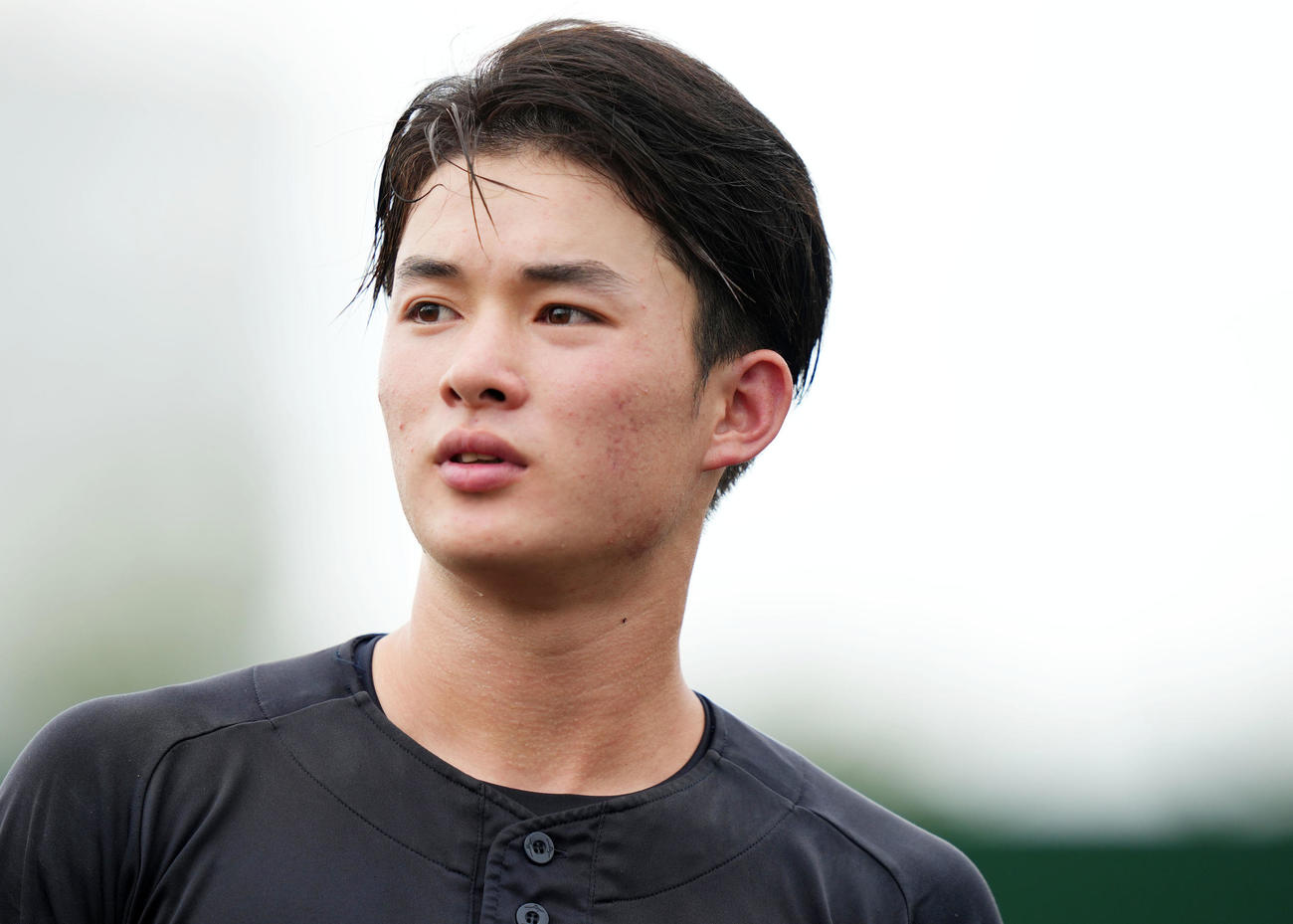 汗を流し練習する慶応・丸田（撮影・横山健太）