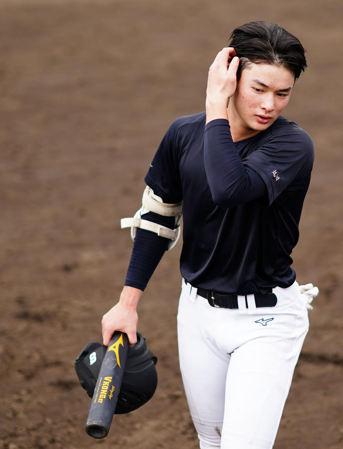 汗を流し練習する慶応・丸田（撮影・横山健太）