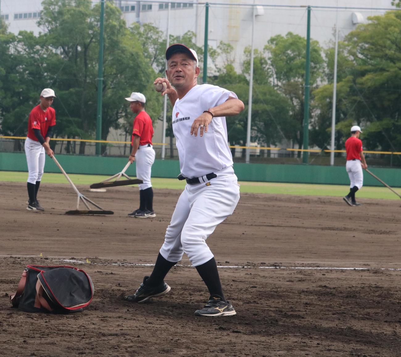 おかやま山陽の堤尚彦監督はスローイングについて実践して指導する（撮影・林亮佑）