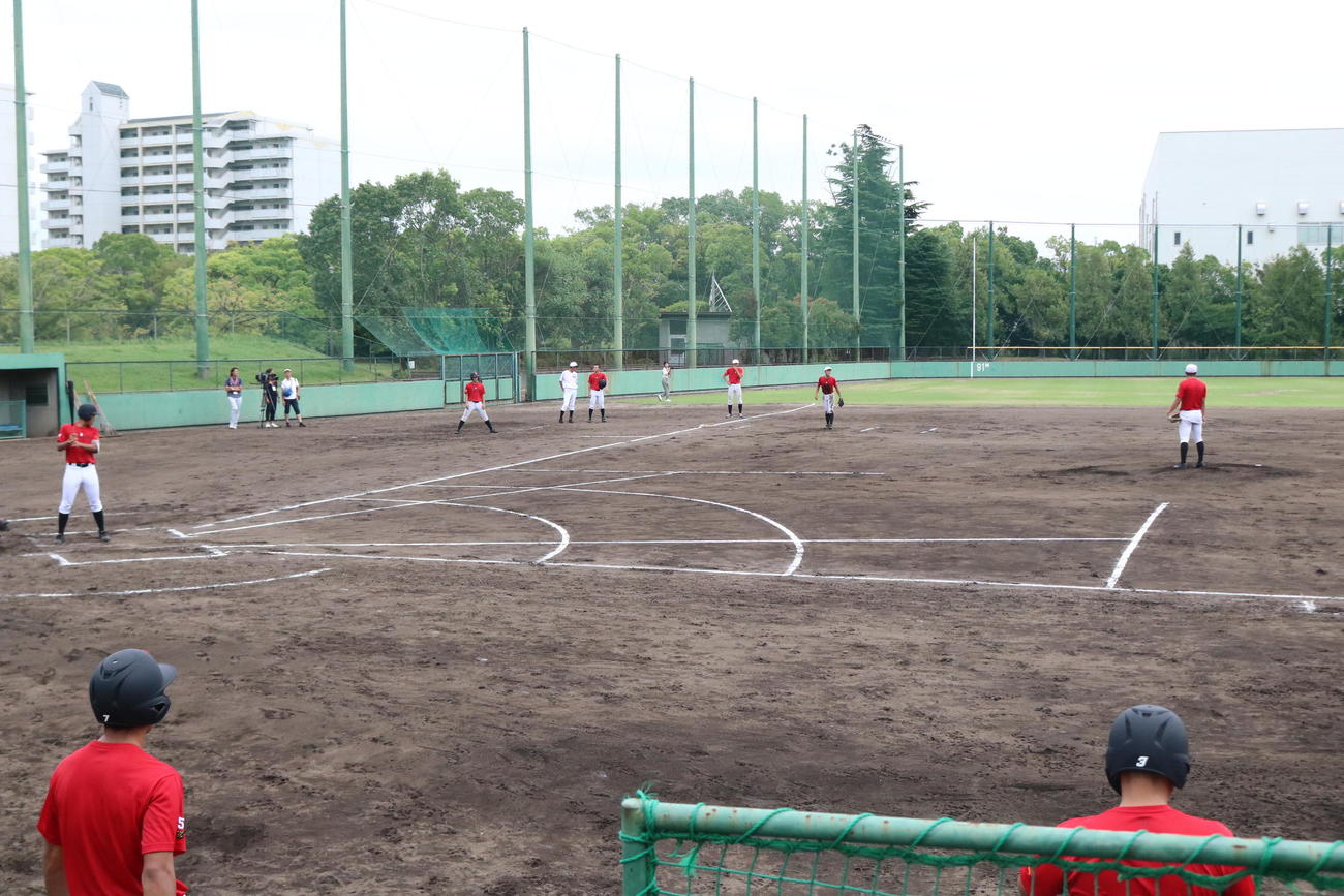 おかやま山陽のバントゲームでは打席と投手の間に白線が数本引かれる（撮影・林亮佑）
