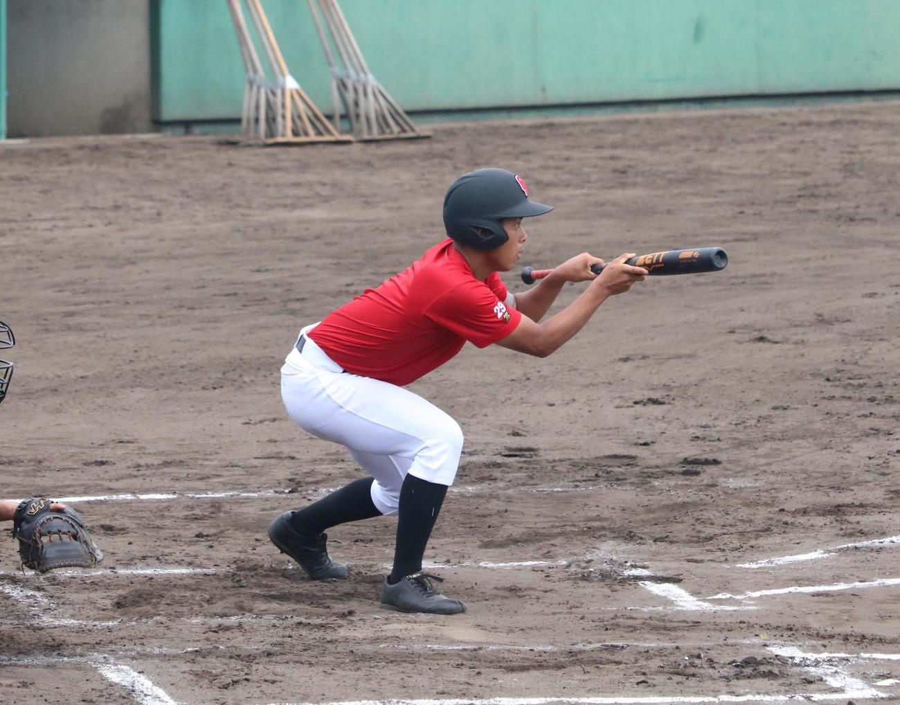 おかやま山陽の渡辺颯人主将がバントゲームでバントの構えを見せる（撮影・林亮佑）