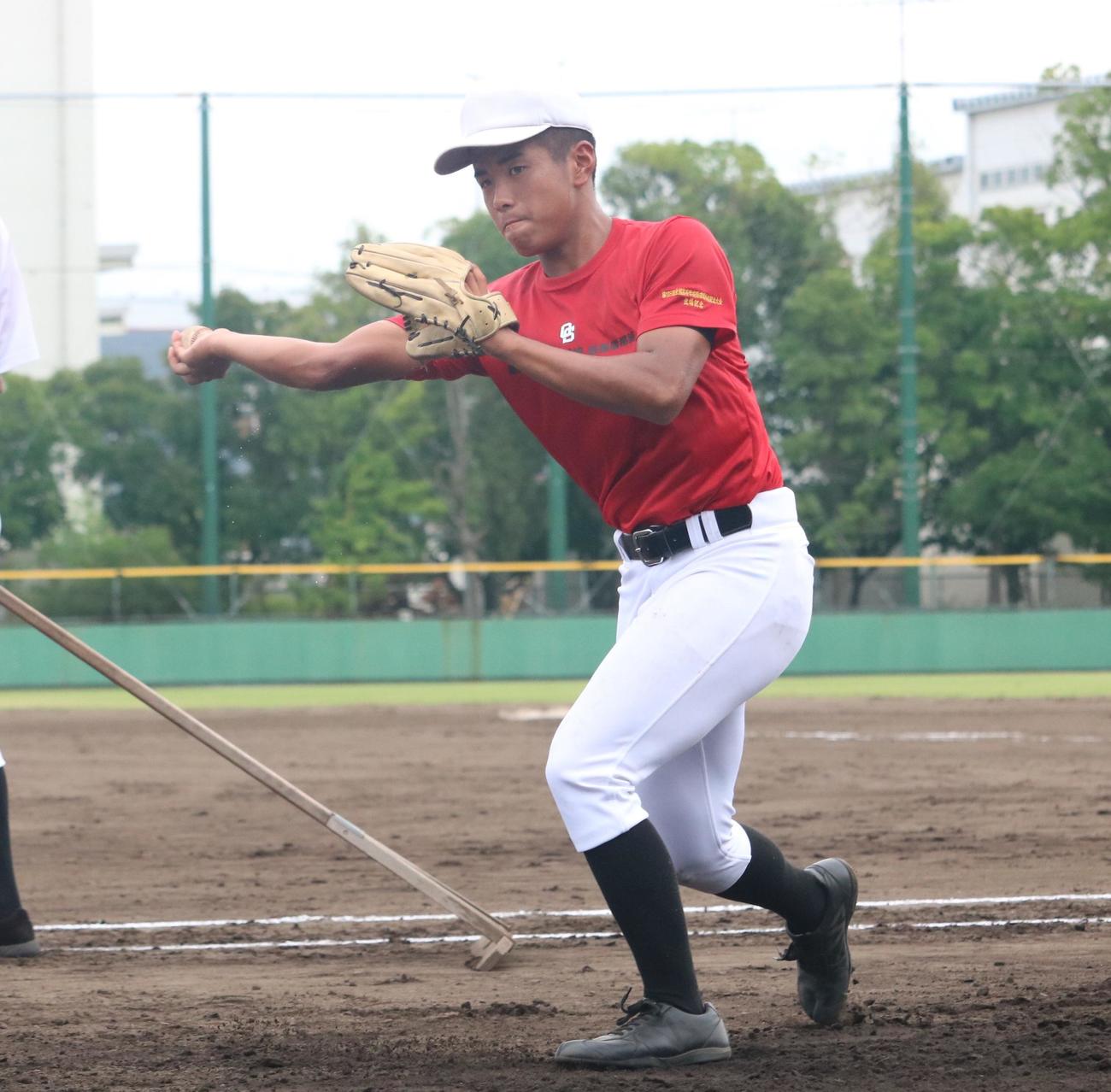 おかやま山陽の渡辺颯人主将がスローイング練習に取り組む（撮影・林亮佑）