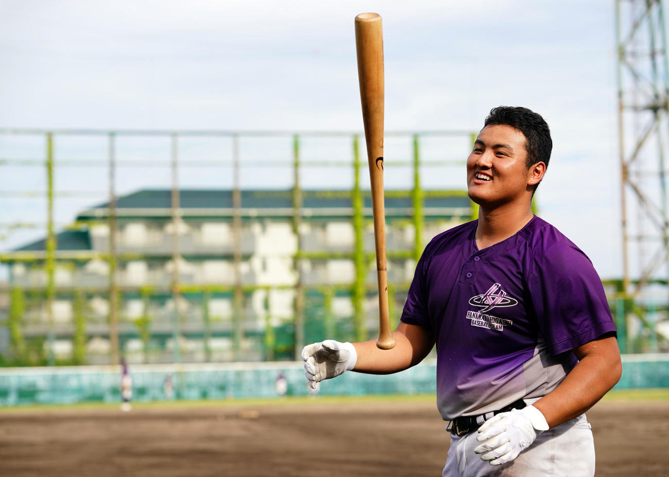 ティ－打撃で笑顔を見せる花巻東・佐々木麟（撮影・横山健太）