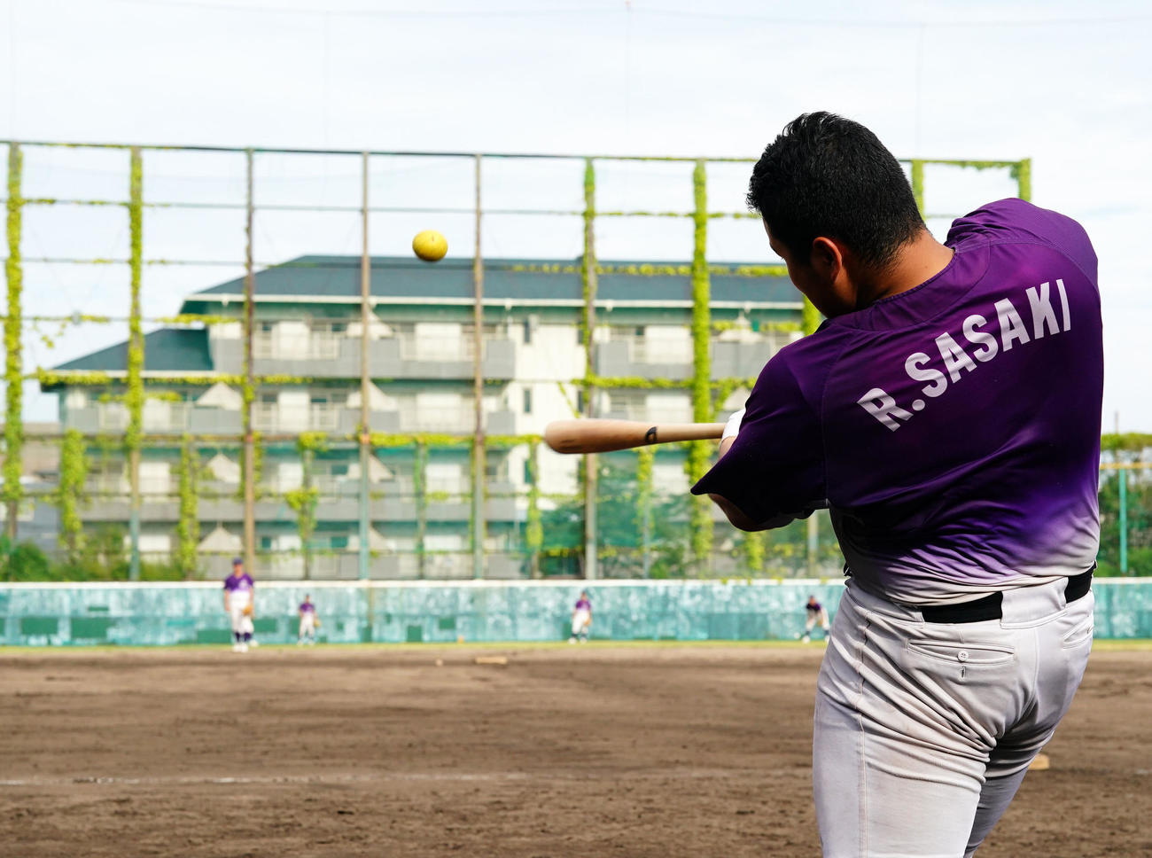 ティ－打撃をする花巻東・佐々木麟の打球は柵とネットを越えて川に着弾した（撮影・横山健太）